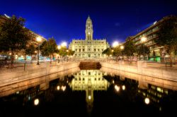 Il palazzo municipale di Oporto è inconfondibile, ...