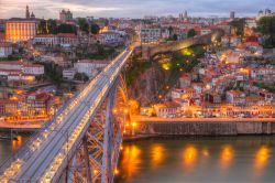 Il ponte Dom Luís si allunga sul fiume Douro tra Oporto e Vila Nova de Gaia, nel Portogallo settentrionale. Quando fu terminato, nel 1886, con la sua piattaforma di 172 metri era il ponte ...