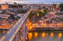 Il ponte Dom Luís si allunga sul fiume ...