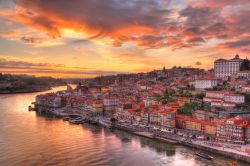 Oporto al tramonto si tinge di rosa, come il ...