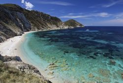 Vicino a Portoferraio si trova la notevole spiaggia di Sansone, bordata da acque color verde smeraldo - © Agenzia per il Turismo dell'Arcipelago Toscano /  www.aptelba.it