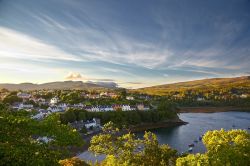 Portree è la cittadina più importante dell'Isola di Skye in Scozia. Vivono qui circa 2.500 anime. Il porto si trova sul lato orientale dell'isola al termine di una stretta ...