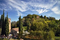 Possagno una chiesa a Cavaso del Tomba, ad est della città - © mapio.net