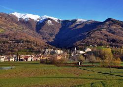 Possagno, Panorama del paese ai piedi delle prealpi trevigiane - © mapio.net