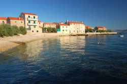 Postira si trova sulla costa nord di Brac, compresa tra le località di Splitska e Pucisca. Siamo in Croazia, non distanti da Spalato mare Isola Brac Dalmazia Croazia - © darios / ...