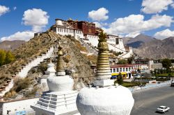 Potala Palace. a Lhasa in Tibet  si trova il grande palazzo dove regnavano i Dalai Lama prima dell'invasione della Cina di Mao - © qingqing / Shutterstock.com