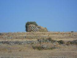 Pozzomaggiore, il Nuraghe Ruggiu. Sono circa 40 i nuraghe che caratterizzano il terriotio di questo borgo nella regione del Logudoro in Sardegna - © Alessionasche1990 - Wikipedia