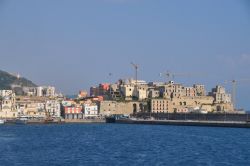 Pozzuoli: il Rione di Terra visto dalla nave in partenza per Procida ed Ischia