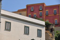 Pozzuoli, Campania: geometrie e colori nel centro cittadino