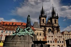 Praga, Piazza della  Citta Vecchia: il monumemto a Jan Hus, Sullo sfondo Santa Maria Tyn