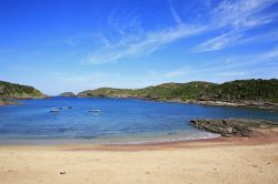 Praia do Forno, la stretta insenataura vicino a Buzios, la località di villeggiatura vicino a Rio de Janeiro, che fu resa celebre nel mondo dalla frequentazione da parte di Brigitte Bardot. ...