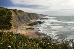 Praia do Magoito, la spettacolare spiaggia sulla costa atlantica vicino a Sintra, in Portogallo  - © Mauro Rodrigues / Shutterstock.com