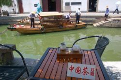 Pranzo con vista su di un  canale a Zhouzhuang in Cina