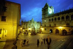 Praza das Prateras, di notte, a Santiago de Compostela ...