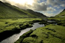 Primavera sull'isola di Skye in Scozia: in questo periodo le Highlands scozzesi diventono  verdi e poco prima dell'estate si assiste ad una straordinaria fioritura che regala paesaggi ...