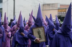 A Quito, nel cuore dell'Ecuador, centinaia di migliaia di persone si riversano per i festeggiamenti della Settimana Santa, per celebrare la Pasqua con solenni processioni e cerimonie suggestive ...