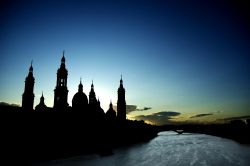 La Cattedrale di Saragozza (Aragona, Spagna) dedicata a Nuestra Señora del Pilar si staglia elegante contro il cielo del crepuscolo, lungo le sponde dell'Ebro - © Anna ...