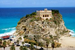 Il promontorio di Tropea divide due magnifiche spiagge della Calabria - © elen_studio / Shutterstock.com