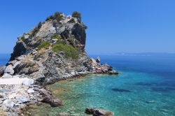Promontorio e cappella di Agios Ioannis: in questa magica scenografia è stata girata la scena del matrimonio di Mamma Mia! il film che ha utilizzato i paesaggi di Skopelos, isola del ...