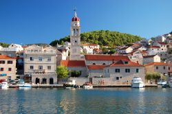 Pucisca, Croazia è una cittadina dell'isola di Brac (Dalmazia) famosa per la sua pietra calcarea, esportata in tutto il mondo. Anche la Casa Bianca americana è stata costruita ...