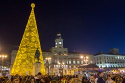 Puerta del Sol a Madrid, nel periodo di Natale e Capodanno - © Jose Angel Astor Rocha / Shutterstock.com