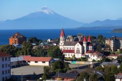 Puerto Varas si trova sulle rive del lago Llanquihue in Cile, e più esattamente sulla costa sud del bacino lacustre di origine glaciale. Sullo sfondo si nota l'inconfondibile ...