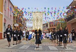 Pula, Sardegna: gruppi folcloristici sardi in sfilata durante la la processione di Sant'Efisio, 1-2 maggio da Cagliari a Nola  - © Pecold / Shutterstock.com 