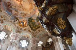 Pulpito e affresco e soffitto della chiesa  di Steinhausen in Germania