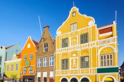 Punda il quartiere piu antico di Willemstad, sull'isola di Curacao, con i tipici edifici coloniali - © Sorin Colac / Shutterstock.com