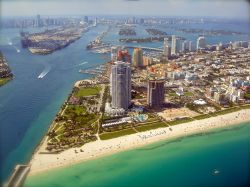 Punta meridionale di Miami Beach: la città di Miami Beach si sviluppa su una serie di isole naturali ed artificiali tra l'Oceano Atlantico e il continente americano. La baia racchiusa ...