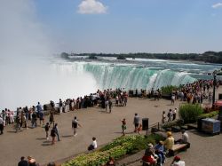 Punto d'osservazione della cascata "Ferro di Cavallo", Niagara Falls: in inglese questa porzione di cascate è conosciuo come Horseshoe Falls e si trova sul lato canadese ...