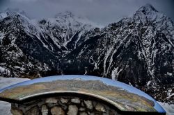 Questo punto panoramico si trova a sud del villaggio de Les Deux Alpes in Francia e consente di orientasi e riconoscere le principali cime alpine che circondano la località scistica