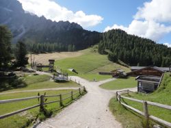 Aree gioco per bambini, rifugi e addirittura un recinto abitato da una colonia di renne finlandesi al termine della cabinovia della Croda Rossa, a 2.000 m di altitudine