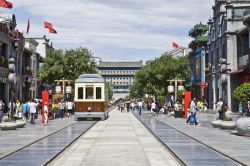 Qianmen, la via dello shopping di Pechino  - Lungo i suoi 840 metri di lunghezza, Quianmen Street, la seconda via pedonale della capitale cinese dopo Wangfujing, si possono trovare ristoranti ...