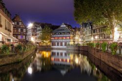 Il quartiere Petit France si riflette su di un canale: questo scorcio di un canale di Strasburgo è stato fotografato di notte, nel cuore di Strasburgo - © Mihai-Bogdan Lazar / Shutterstock.com ...