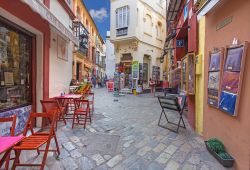 Una stradina del quartiere ebraico, il Barrio de Santa Cruz, a Siviglia. Si tratta di uno dei più antichi ghetti ebraici della Spagna  - © Renata Sedmakova / Shutterstock.com ...