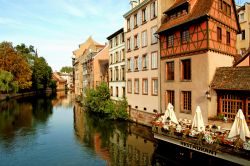 Quartiere tipico di Strasburgo, Francia - Attraversata dal fiume Ill, affluente del Reno, che si divide fino a formare 5 bracci nel rione occidentale del centro storico, Strasburgo è ...