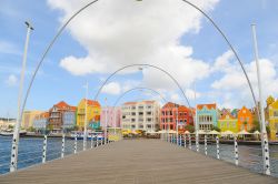 Queen Emma Bridge, il ponte che unisce i quartieri di Punda e Otrabanda a Willemstad, la capitale di Curacao - © Lauren Orr / Shutterstock.com