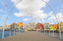 Queen Emma Bridge, il ponte che unisce i quartieri di Punda e Otrabanda a Willemstad, la capitale di Curacao - © Lauren Orr / Shutterstock.com