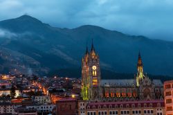 La Basilica del Voto Nacional di Quito, Ecuador, ancora più affascinante in versione notturna, con le Ande sullo sfondo - © Jess Kraft / Shutterstock.com
