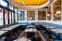 Una sala del Cafe Clover di New York, USA: situato lungo un'incantevole strada alberata nel West Village, questo locale offre piatti fantasiosi realizzati con prodotti unici e genuini - Dillon ...