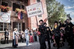 Una allegra sfilata al Raduno Internazionale dello Spazzacamino a Santa Maria Maggiore - © Massimo Bertina