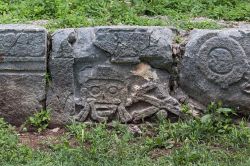 Raffigurazione di teschio e ossa, presente nella Piazza dei Morti di Uxmal. Il sito archeologico è uno dei più importanti dello Yucatan e di tutto il  Messico - © Vadim ...
