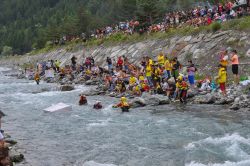 Rafting sul fiume Dora Riparia: ai primo weekend di luglio a Cesana Torinese si scolge l'orginale Carton Rapid Race, evento sportivo semi serio, impegnativo e divertente allo stesso tempo ...