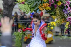 Ragazza con i fiori si prepara alla sfilata del ...