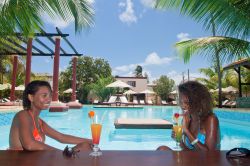 Ragazze malgasce gustano un fresco cocktail in un resort della baia di Diego Suarez in Madagascar - © Pierre-Yves Babelon / Shutterstock.com