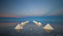 Raggi crepuscolari al Salar de Uyuni in Bolivia. I vulcani delle Ande creano al tramonto e poco prima dell'alba, questi spettacolari raggi, e cioè le ombre delle vette che si proiettano ...