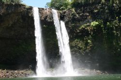 Isola di Hawaii, arcipelago delle Hawaii: le Rainbow Falls (Waiānuenue nella lingua locale) sono incantevoli cascate alla periferia di Hilo, nella parte orientale dell'isola, comodamente ...