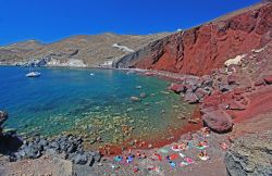 Red Beach, la rossa spiaggia vulcanica  di Santorini (Thira) in Grecia, arcipelago delle Cicladi meridionali - © Dan Breckwoldt / Shutterstock.com