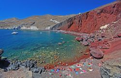 Red Beach, la rossa spiaggia vulcanica  di ...